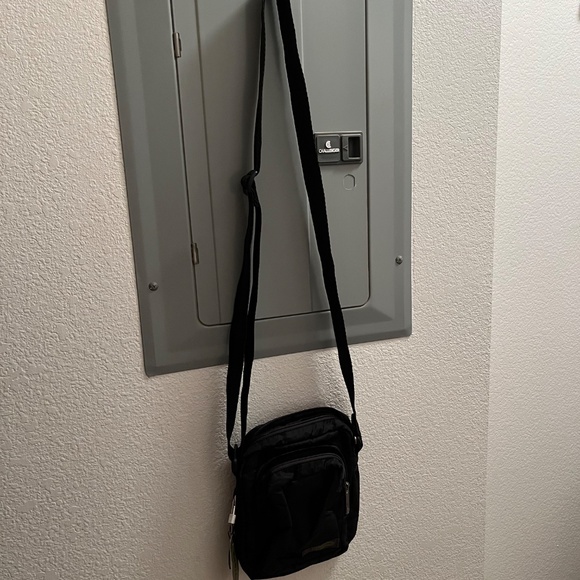 NWT Lesportsac travel pouch with adjustable shoulder strap - Picture 5 of 6